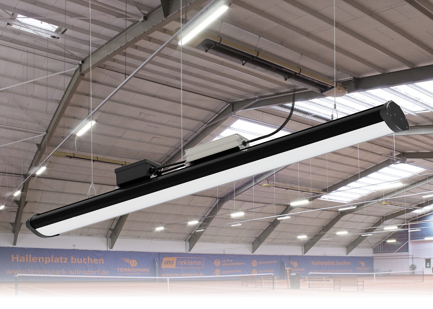 LED Langfeldleuchte INTENZO Sport in einer Tennishalle