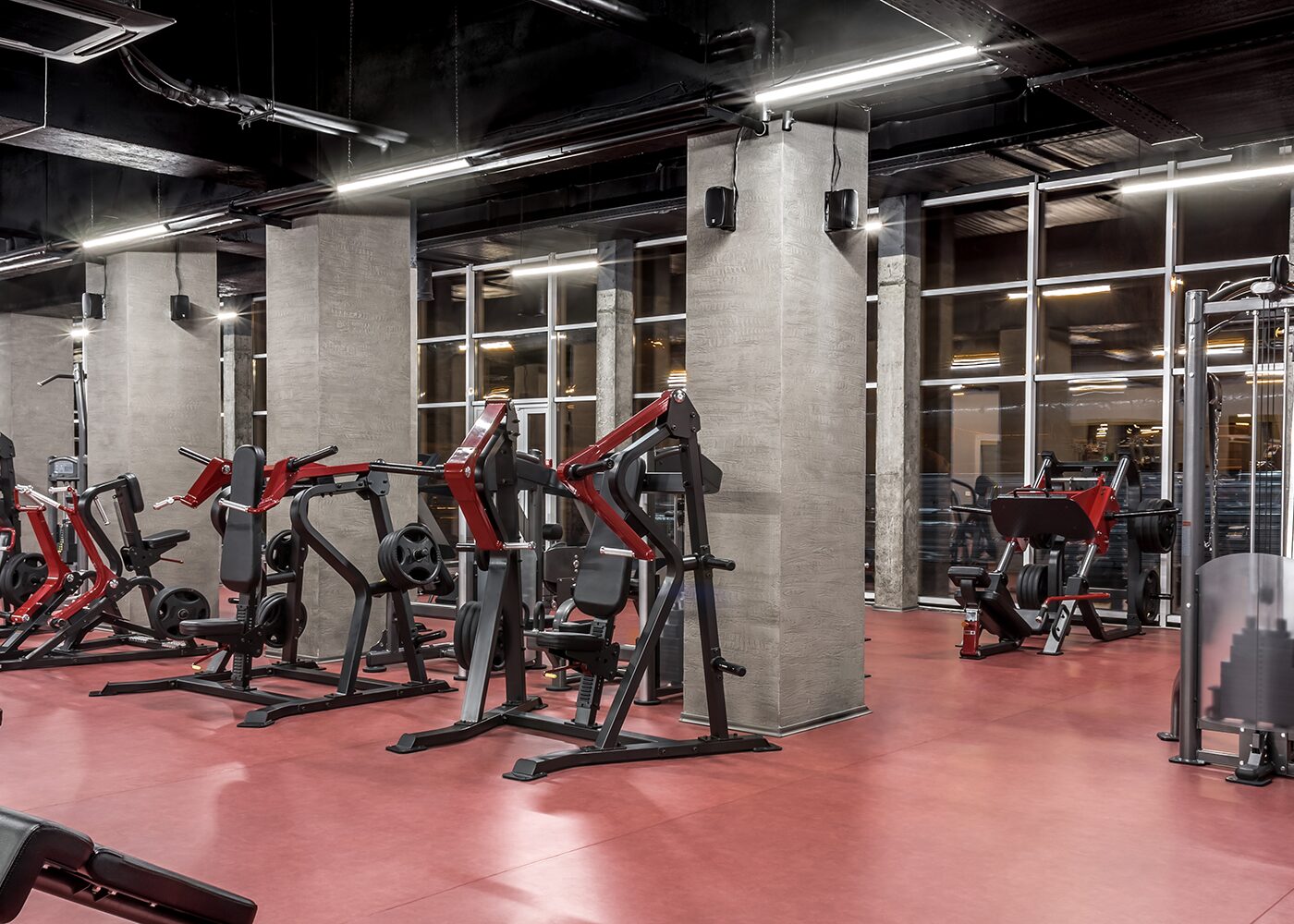 LED Langfeldleuchte INTENZO Sport in einem Fitness-Center