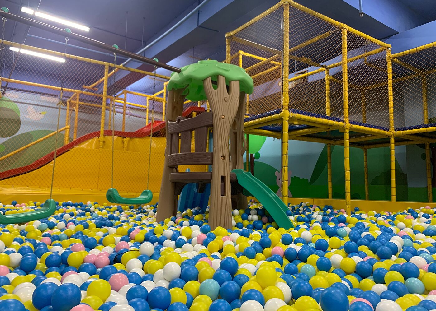 LED Langfeldleuchte INTENZO Sport in einem Indoor-Spielplatz