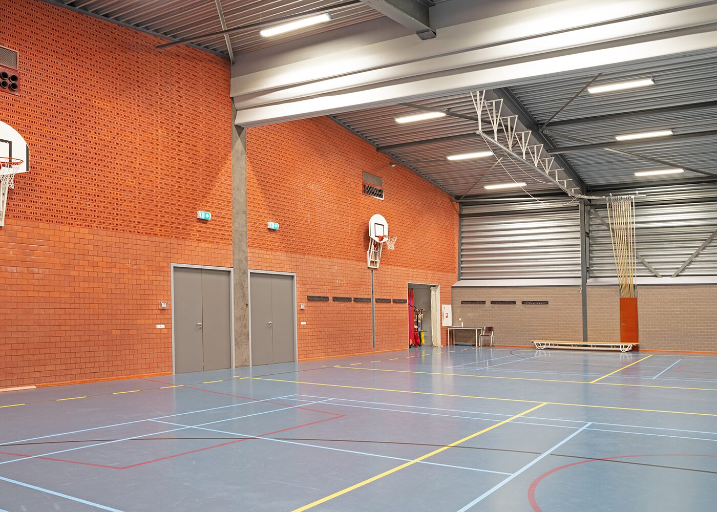 LED Langfeldleuchte INTENZO Sport in einer Sporthalle