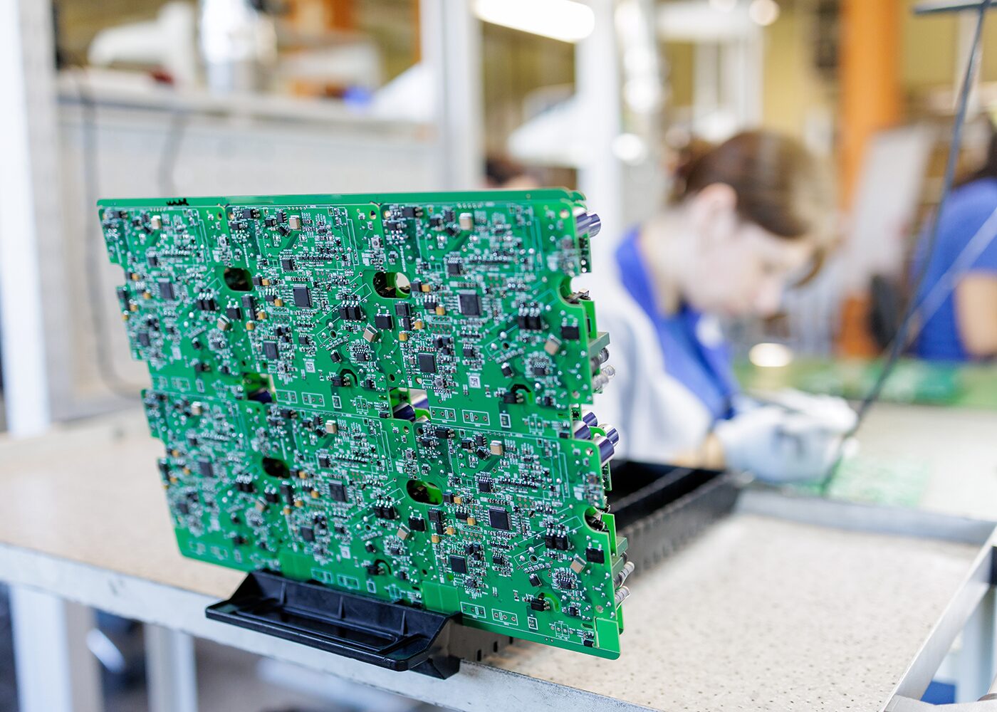 Anwendung Arbeitsplatz in der Forschung Industrie mit LED Arbeitsleuchten RABOTA